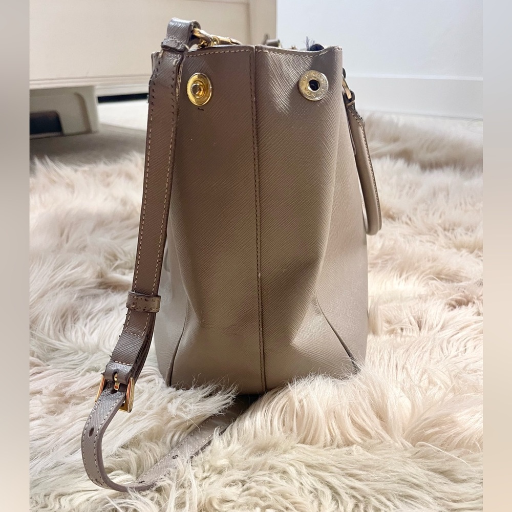 Prada Lux Saffiano Medium Tote in Argilla - Picture 5 of 13